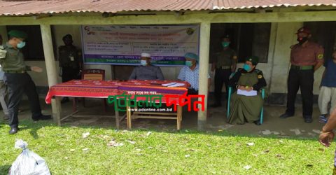পূর্বধলায় বাংলাদেশ আনসার ও গ্রাম প্রতিরক্ষা বাহিনীর ত্রাণ সামগ্রী বিতরণ
